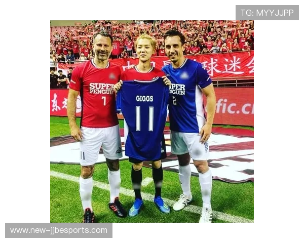 足球球星军服风采展现：从绿茵场到战场的荣耀与梦想