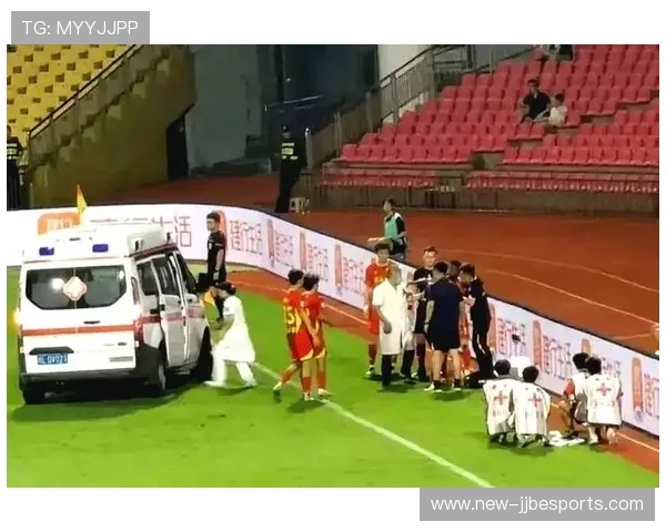 足球赛场突发意外伤情 揭秘球星受伤背后的故事与挑战